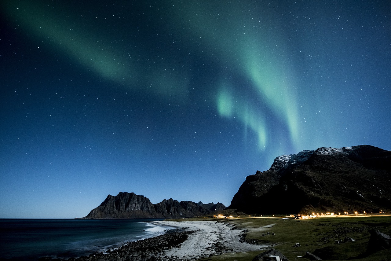 Curiosamente, o fenômeno natural pode ser visto tanto no hemisfério norte quanto no sul. Só que no sul recebe outro nome: aurora austral.  - Imagem de Manolo Franco por Pixabay