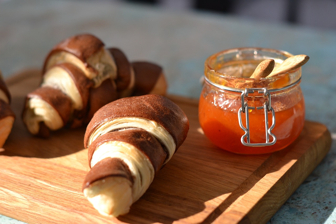 Como fazer? Use a casca e o suco. Cozinhe com açúcar, adicionando a pectina natural da fruta. Deixe ferver até engrossar.