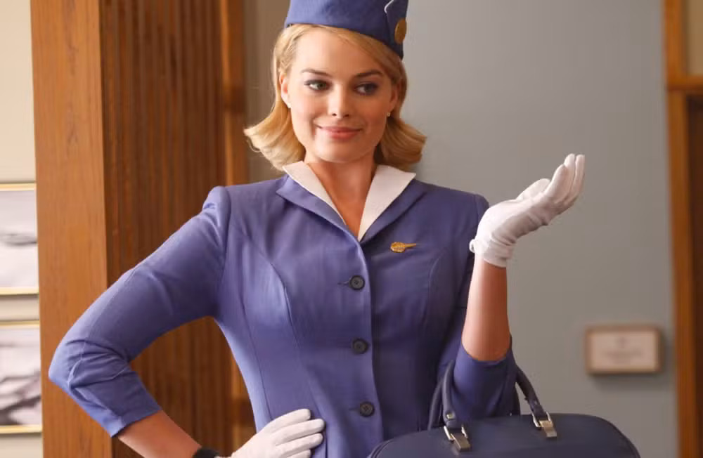 A sÃ©rie "Pan Am", de 2011, foi uma espÃ©cie de porta de entrada para a carreira de Margot Robbie.  O enredo Ã© centrado na famosa companhia Pan American Airways, a Pan Am. Margot interpreta Laura Cameron, uma aeromoÃ§a recÃ©m-saÃ­da do treinamento