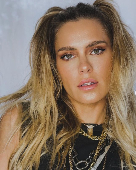 Em maio de 2012, fotos mais reservadas da atriz foram publicadas na internet. O assunto virou uma investigação da Polícia Federal sobre crimes cibernéticos. 