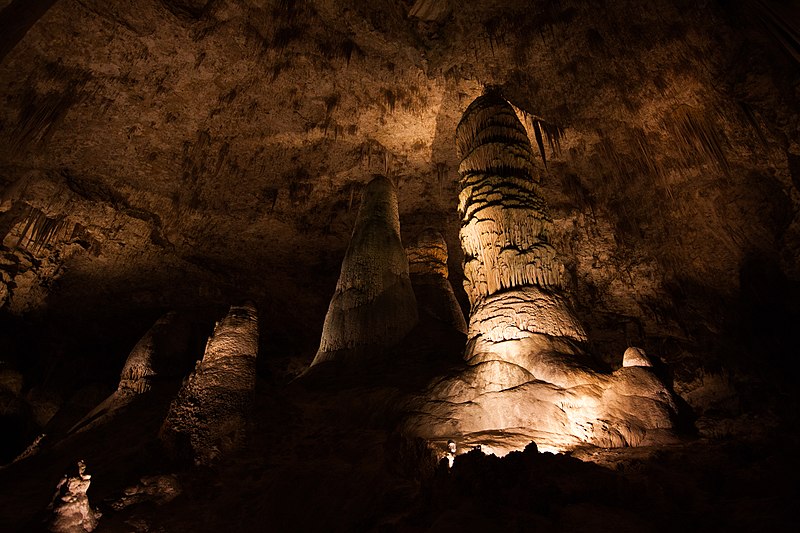 A embalagem do alimento à base de milho foi abandonada por um turista não identificado e sua permanência no local por horas seguidas provocou o surgimento de mofo no solo da caverna. A Administração do parque que abriga a caverna precisou fazer uma operação emergencial para remover os fungos da área.
