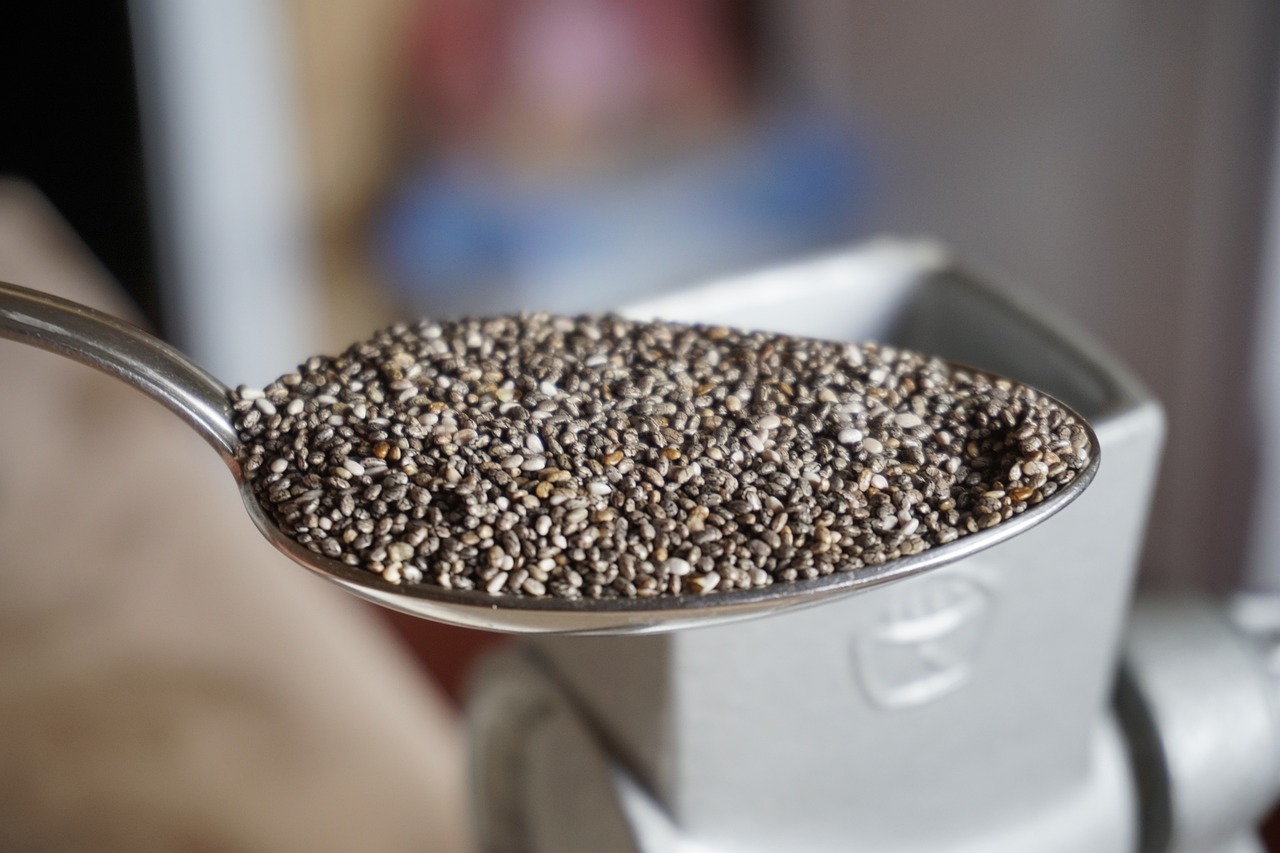 As sementes de chia contêm altos níveis de fibras e proteínas. Ajudam a dar sensação de saciedade e, portanto, podem ser boas numa dieta. Mas sem exagero, pois a chia também é rica em gordura e pode acabar prejudicando a dieta. -Imagem de ?????? ????????? por Pixabay