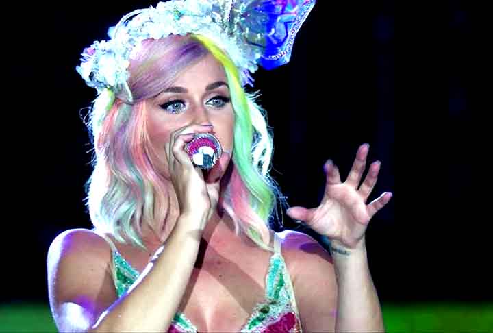 Além de sua carreira musical, Katy Perry também se destacou por sua presença marcante no palco. Ela é conhecida por seus shows cheios de elementos visuais, figurinos extravagantes e performances teatrais.-Reprodução do Prime Vídeo