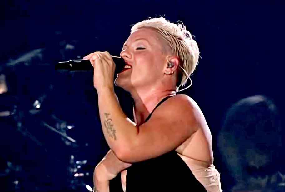 Pink â?? Nascida em Doylestown em 8/9/1979, tem ascendÃªncia judaica pela famÃ­lia paterna, ligada a imigrantes europeus. Esses vÃ­nculos aparecem em documentos familiares e tradiÃ§Ãµes mantidas.
