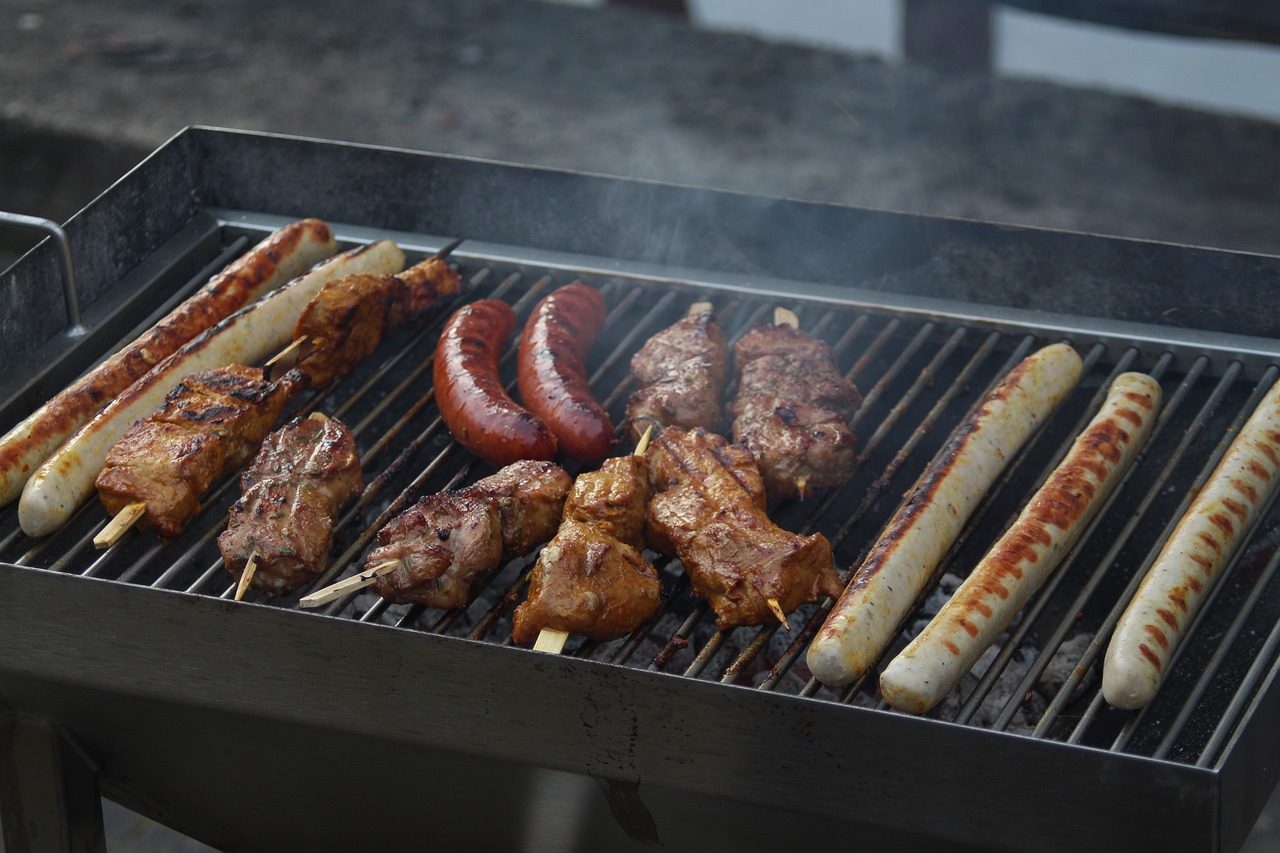 Churrasco — Brasil
A tradição de assar carnes no fogo é muito forte no sul do país, principalmente no Rio Grande do Sul, sendo um ícone dos gaúchos. Com o tempo, o churrasco se tornou um símbolo da culinária brasileira.
