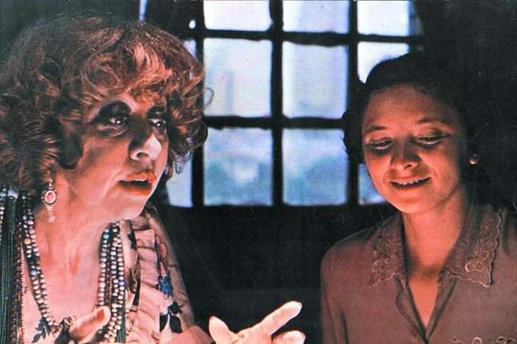 A última obra de Clarice foi “A Hora da Estrela”, que narra a história de Macabéa, uma mulher alagoana que migra para o Rio de Janeiro. Em 1985, o livro foi adaptado para o cinema (foto) sob direção de Suzana Amaral e com Fernanda Montenegro no elenco.
-Reprodução