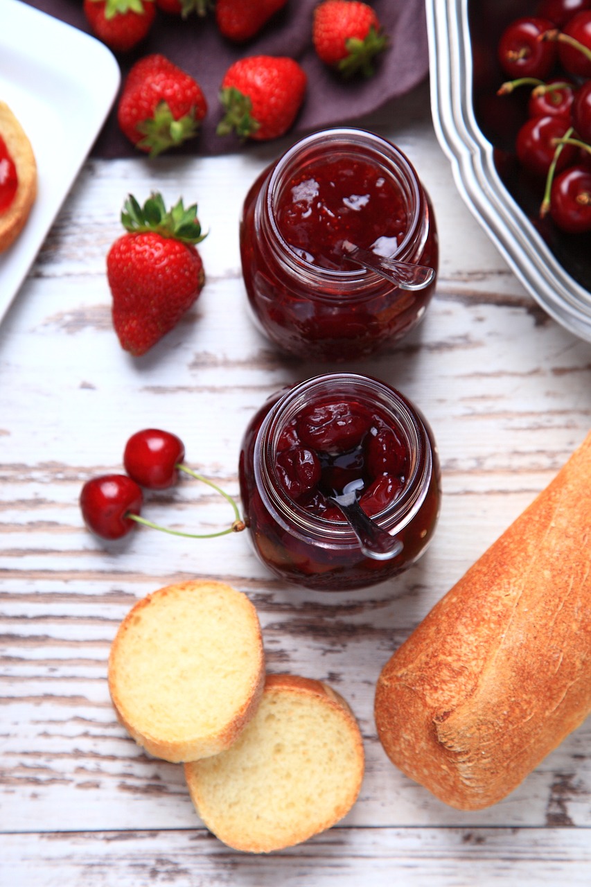 Quando aquecida em presença de açúcar e ácido (como suco de limão, por exemplo), a pectina forma uma rede de gel que ajuda a espessar e a solidificar geleias, compotas e marmeladas