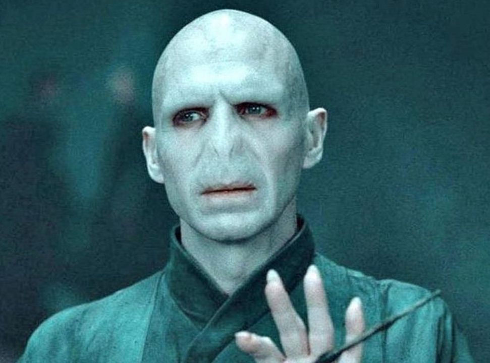Conhecida por suas atuações marcantes e versáteis, Tilda é vista como uma escolha ousada e intrigante para o papel de Voldemort. A série promete recontar toda a saga do bruxinho com um elenco completamente novo.