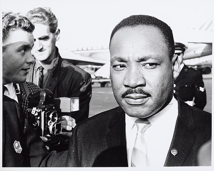 Nascido em 1929, em Atlanta, na Geórgia, Luther King foi pastor protestante e uma liderança pacifista, pautando suas ações pelo princípio da não-violência. 

