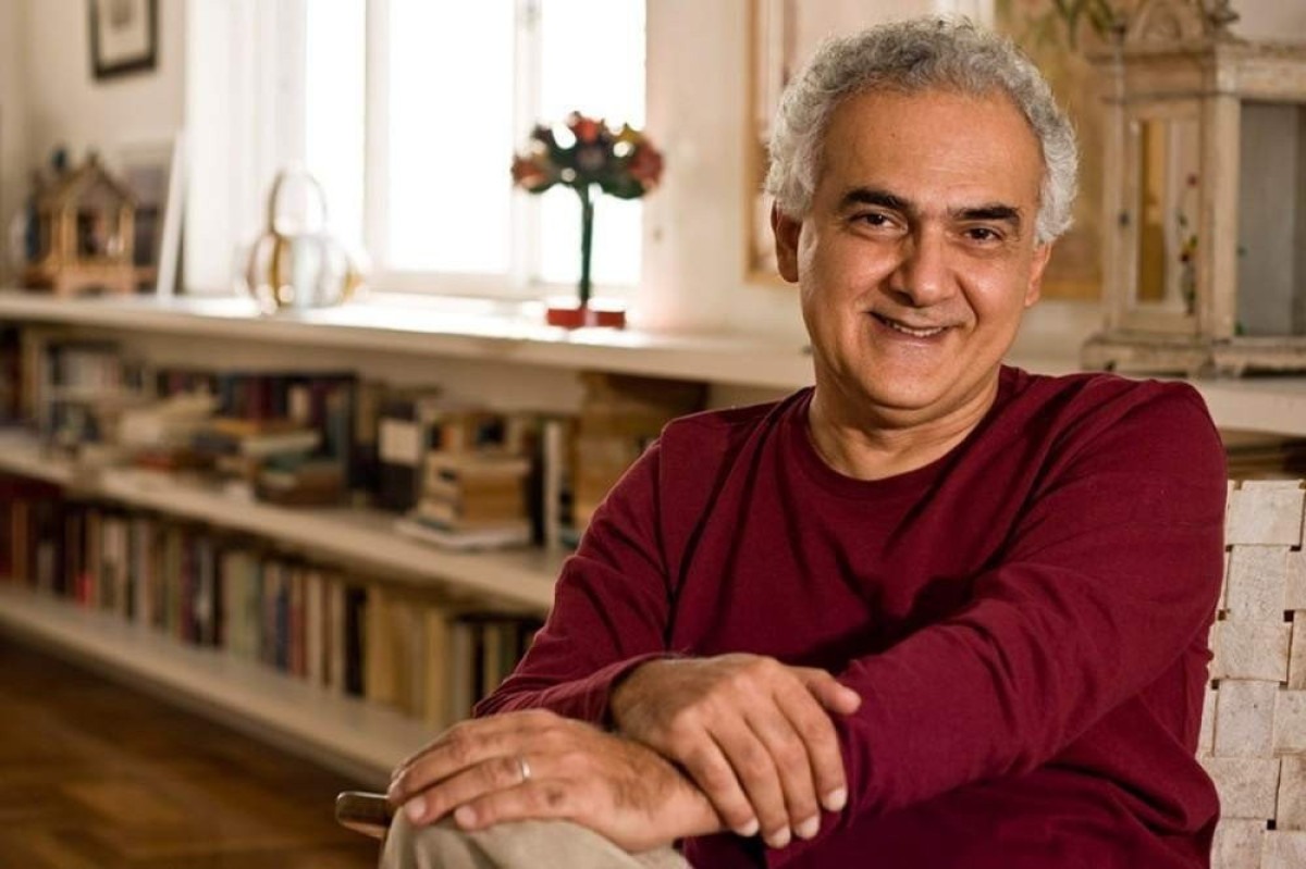 <p>Milton Hatoum – Um dos principais escritores brasileiros vivos, é descendente de libaneses e esse traço está bastante presente em sua literatura. Um exemplo disso é o romance “Dois Irmãos”, que se passa em uma família com origem no país.</p>
