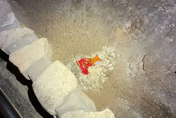 Pacote de salgadinho abandonado por turista causa fechamento de caverna nos EUA