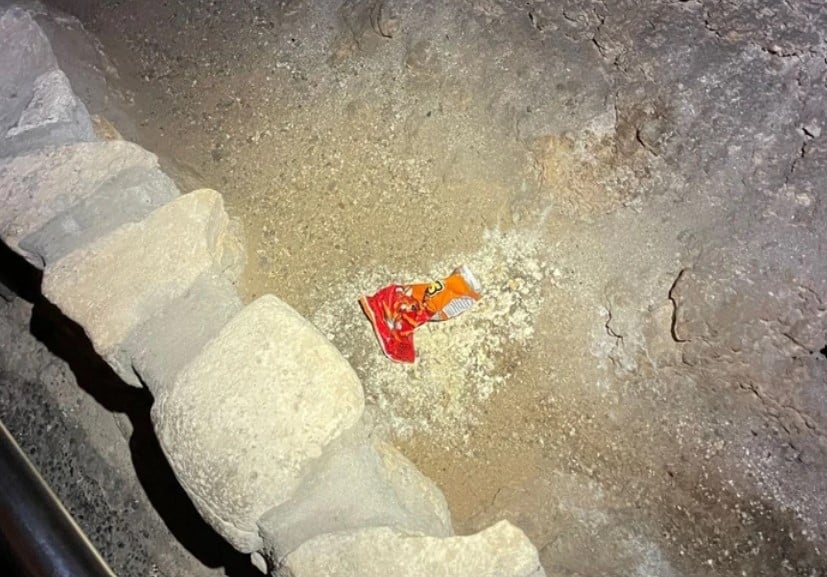 Pacote de salgadinho abandonado por turista causa fechamento de caverna nos EUA