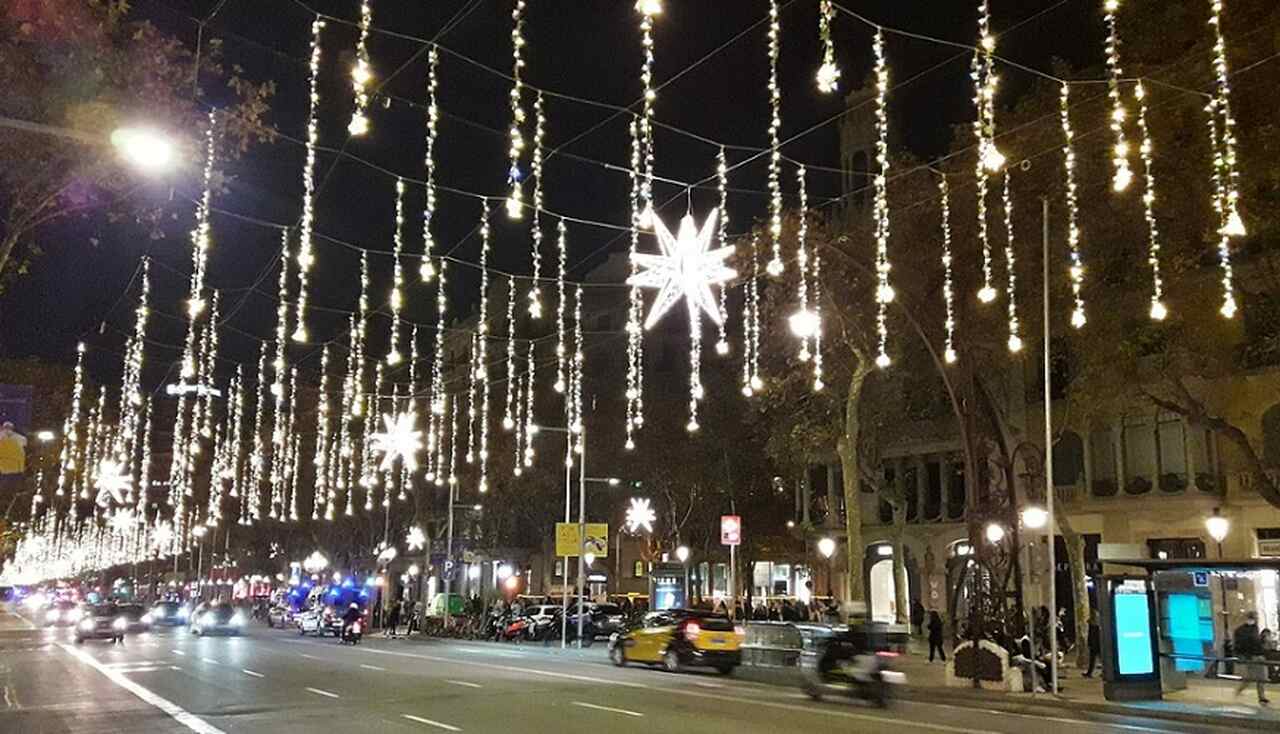 Passeig de Gràcia - Esta avenida elegante é uma das principais artérias de Barcelona, famosa por suas boutiques de luxo e pela arquitetura modernista. Além de La Pedrera e Casa Batlló, o Passeig de Gràcia abriga vários edifícios históricos de renome.