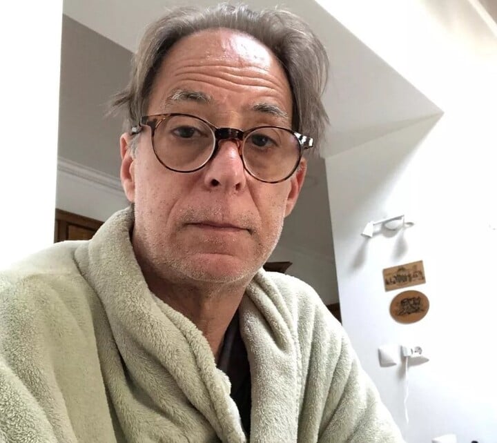 A ideia é criar histórias que unam crítica e leveza, brincando com o olhar popular do personagem sobre o país atual. O projeto ainda está em discussão, mas reacende o debate sobre a trajetória e a inquietude artística de Pedro Cardoso, dentro e fora das telas.