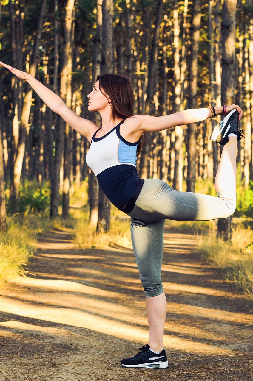 Para exercícios no tempo seco, use roupas leves e respiráveis, como tecidos de algodão ou materiais sintéticos que absorvem o suor e secam rapidamente.