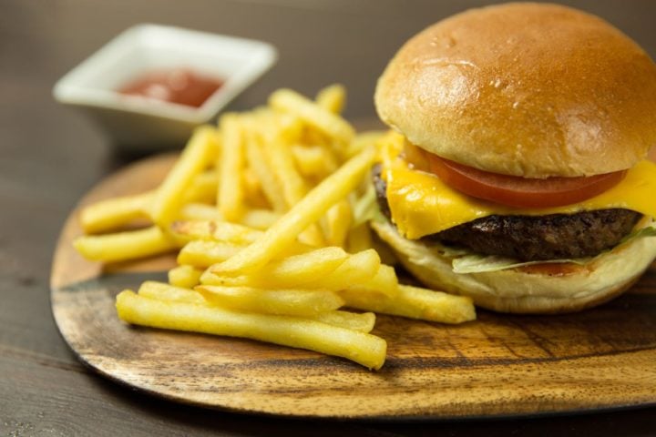 Por outro lado, hÃ¡ tambÃ©m os alimentos que devem ser evitados quando se trata de saÃºde do coraÃ§Ã£o. Alguns exemplos sÃ£o os processados e os ultraprocessados como salgadinhos, refrigerantes, embutidos e fast food, ricos em sÃ³dio, aÃ§Ãºcar e gorduras saturadas.-pexels Foodie Factor