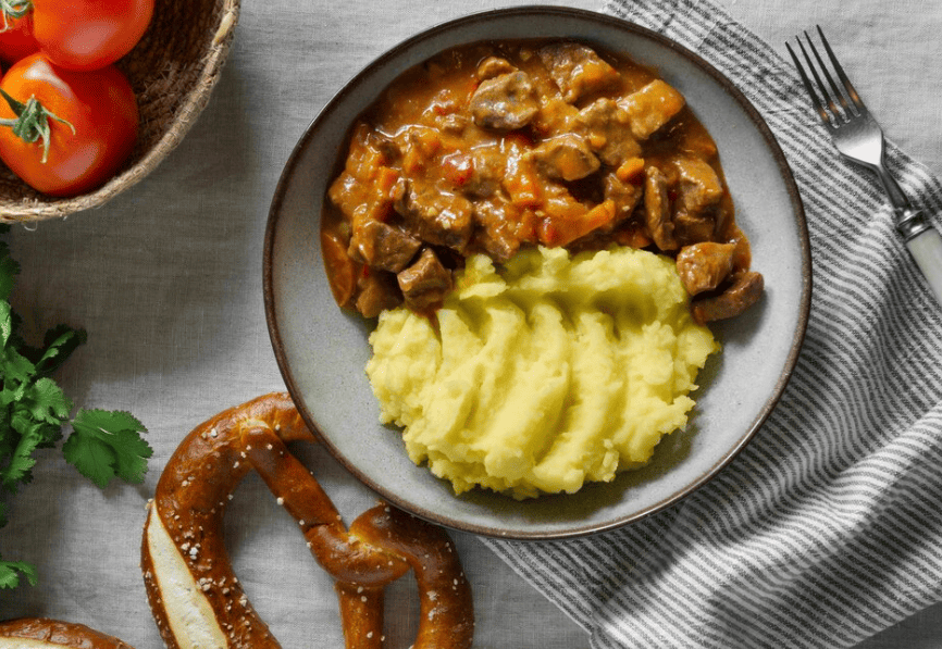 Para uma versão mais saudável, vale reduzir manteiga e creme de leite, substituindo por leite ou até azeite em pequena quantidade. Assim, o purê continua saboroso, mas com menos calorias e mais equilíbrio nutricional.