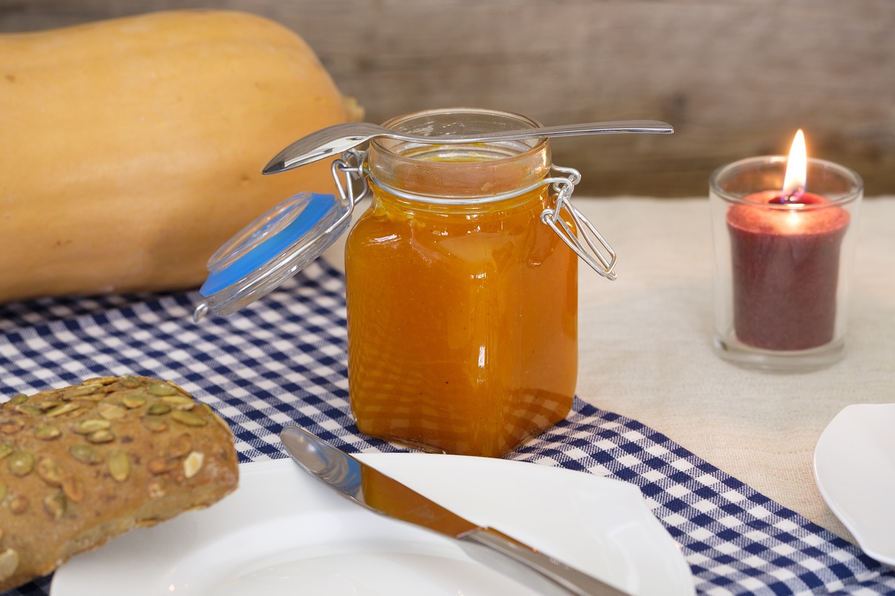 Como fazer? Corte a manga em pedaços, misture com açúcar e suco de limão. Cozinhe até a fruta desmanchar e a mistura atingir o ponto de geleia.