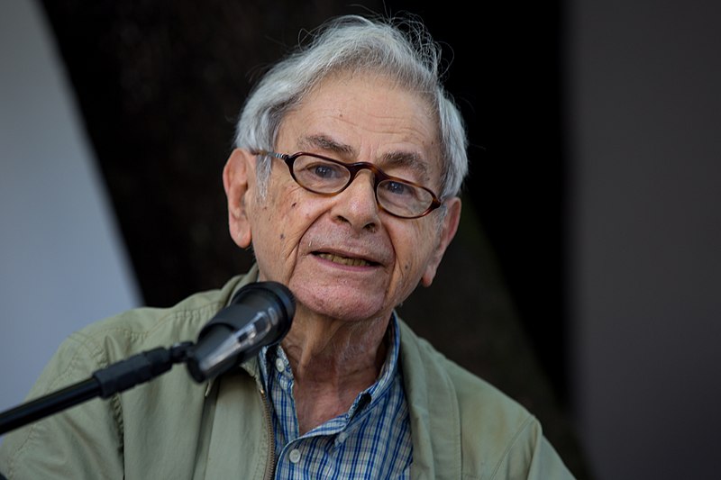 <p>Raduan Nassar – Escritor vencedor do Prêmio Camões (2016), o mais importante em língua portuguesa, o autor de “Lavoura Arcaica” é filho de imigrantes libaneses.</p>
