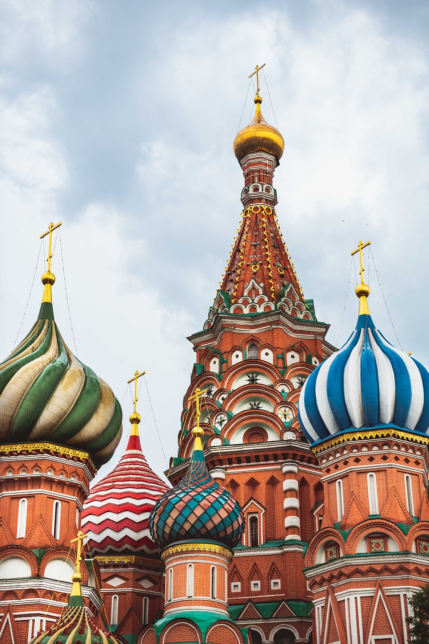 Catedral de São Basílio, (Moscou, Rússia) -Conhecida por suas cúpulas em forma de cebola multicoloridas, a Catedral de São Basílio é um exemplo único de arquitetura russa e símbolo cultural de Moscou.