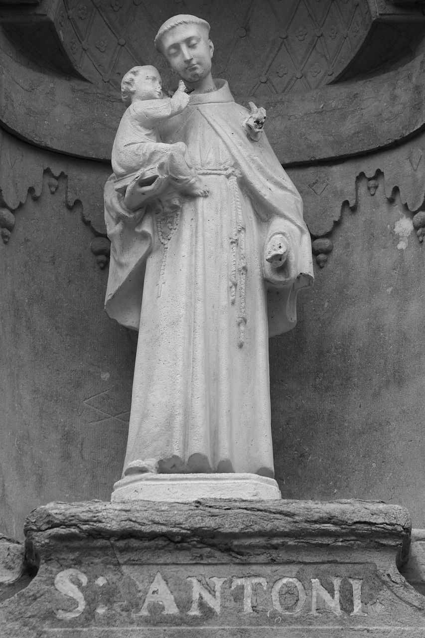 Santo Antônio. Celebrado em 13 de junho, é conhecido como o “santo casamenteiro” e invocado para causas amorosas, proteção do lar e ajuda aos pobres. 