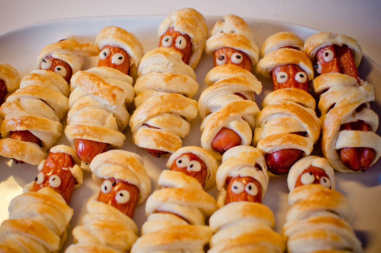 Cachorros quentes feitos com pães carecas pequenos são uma ótima alternativa para quem gosta de salsichas. E são rápidos de preparar. Tenham sempre ketchup e mostarda para quem curte o acompanhamento .