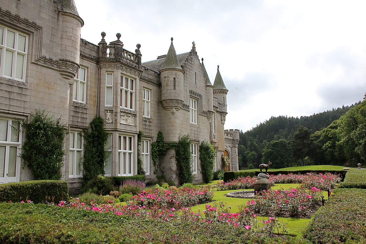Balmoral era um refúgio particular para a rainha e a família real, onde ela podia descansar e desfrutar de momentos mais privados, longe das obrigações formais de Londres e do Palácio de Buckingham.-Imagem de Greg Montani por Pixabay

