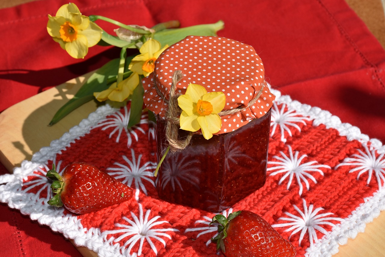 Morango – O sabor doce com leve acidez se intensifica após o cozimento. A fruta possui quantidade moderada de pectina e costuma ser preparada com açúcar e um pouco de suco de limão, cozidos até a geleia atingir a consistência ideal.