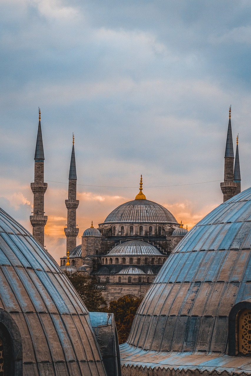 Cúpula da Mesquita Azul (Istambul, Turquia) - Conhecida pelos azulejos azul-escuros, é um marco arquitetônico do Império Otomano. Erguida com  uma imensa escala, mas leveza aparente, cria a impressão de flutuar  sobre a estrutura.  O estilo bizantino tem mosaicos  que combinam elementos do cristianismo e do islamismo.