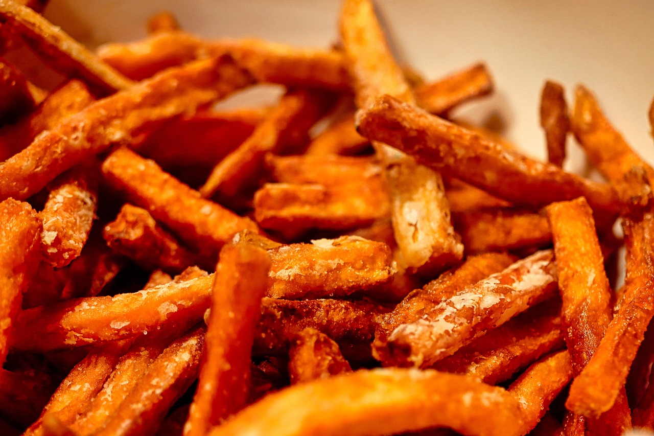 Rica em carboidratos, fibras, vitaminas e minerais, a batata-doce oferece uma série de benefícios para a saúde, que vão desde a prevenção do envelhecimento precoce até o auxílio na saúde intestinal e mental. - Imagem de Alexander Fox | PlaNet Fox por Pixabay