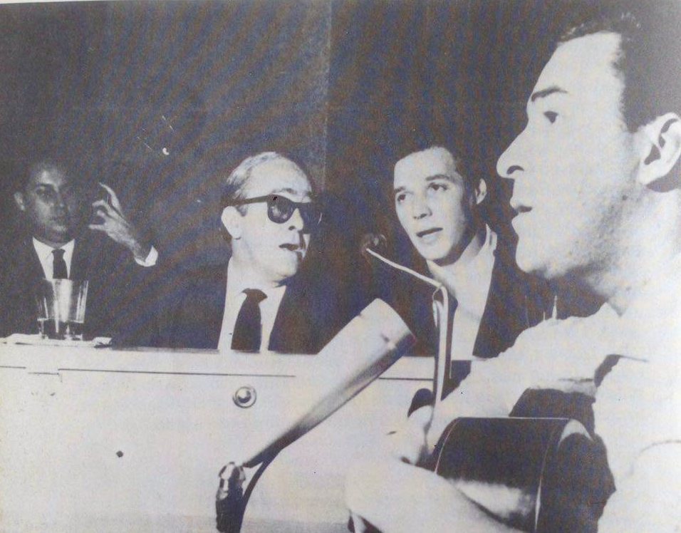 A mãe de Jobim fundou uma escola onde ele começaria a ter aulas de piano. Foi quando conheceu Joachim Koellreutter, compositor alemão que viveu no Brasil e introduziu no país a composição atonal e dodecafônica.