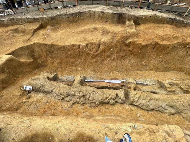 O artefato foi encontrado em um túmulo antigo, próximo à cidade de Nara. E tem 2,28 metros de comprimento. 