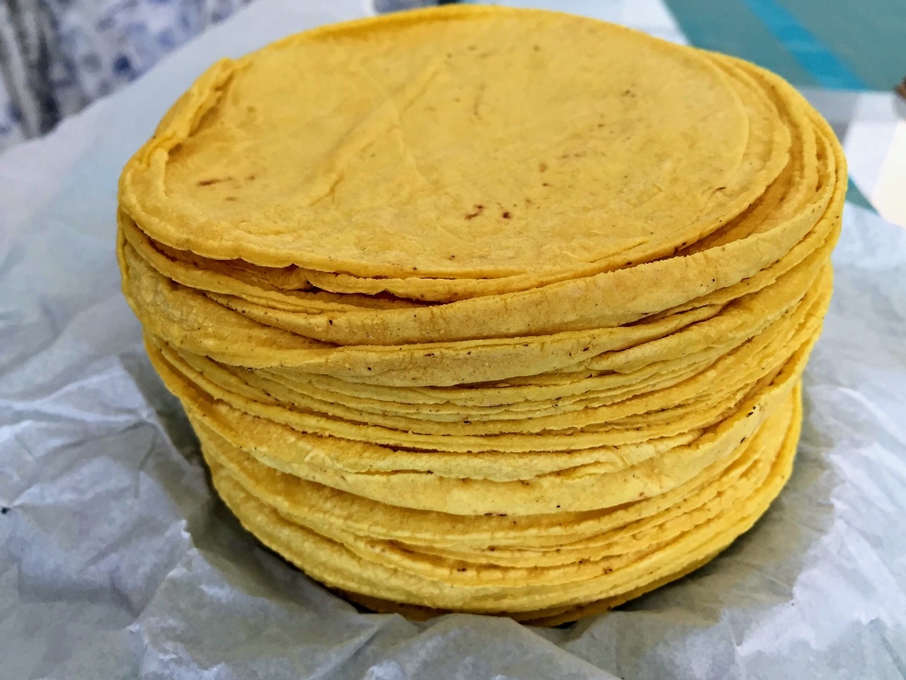O fubá tradicional é o mais popular no Brasil, feito a partir da moagem dos grãos de milho, o que resulta em uma farinha presente na mesa de diversas regiões da culinária brasileira. 