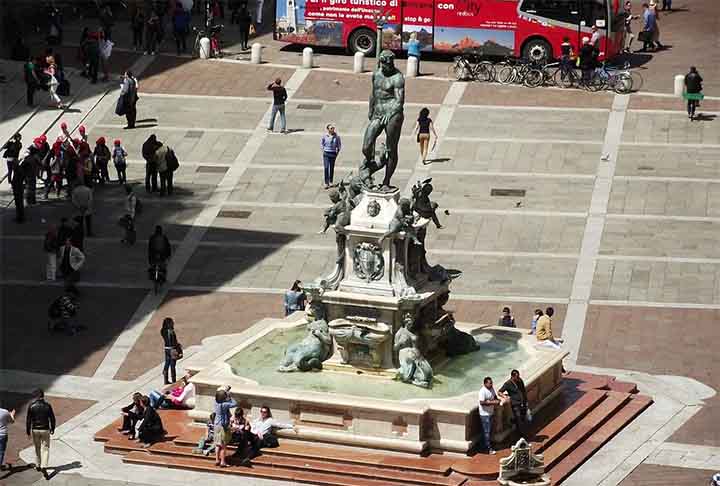 FONTE DE NEPTUNO - Itália - Localizada em Bolonha, esta fonte do século XVI apresenta uma imponente estátua de Netuno e é um símbolo da cidade, situada na Piazza del Nettuno.-