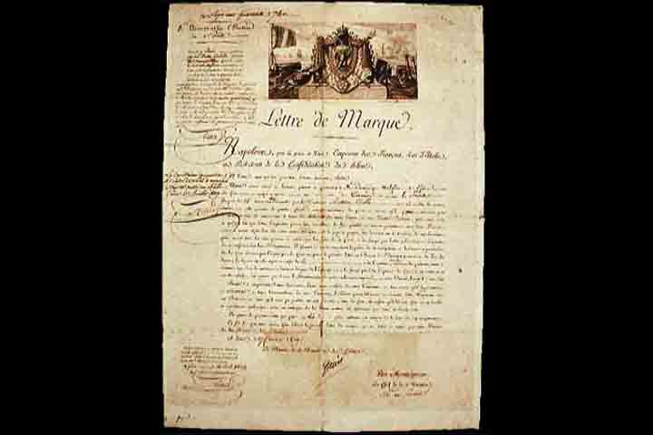 Corsários eram legalizados, pois recebiam uma "carta de corso" de um governo, autorizando-os a atacar navios inimigos em tempos de guerra. Eles atuavam como agentes do estado, podendo compartilhar os lucros com o governo.