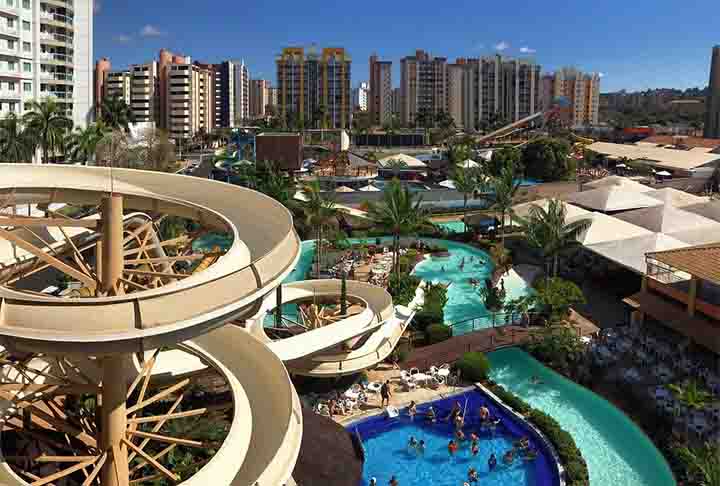 Caldas Novas é o local mais conhecido nesse segmento no Brasil. Os melhores meses para o turismo na cidade - e na região como um todo -  são entre maio e agosto, quando as temperaturas mais baixas combinam bem com a água aquecida. - Divulgação