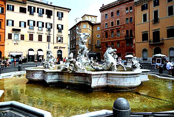 FONTE DE PIAZZA NAVONA - Roma - Este famoso chafariz, projetado por Bernini em 1651, é conhecido por suas esculturas que representam os quatro grandes rios. Ele embeleza a icônica praça e é um ponto central de encontro- Flickr Viajando Feliz Relatos e Dicas de Viagem