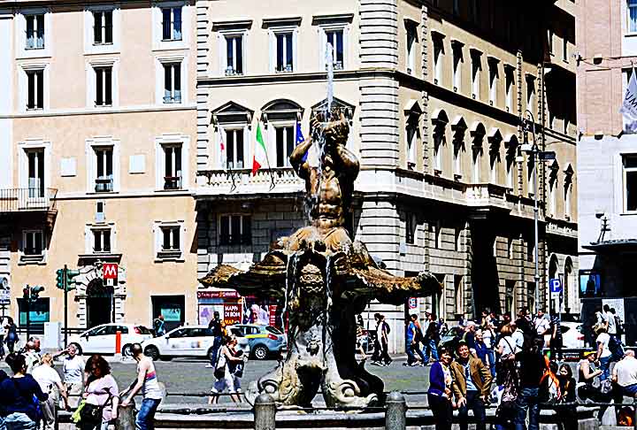 FONTE DE TRITONE - Roma - Localizada na Piazza Barberini, esta fonte barroca foi criada por Gian Lorenzo Bernini em 1643. É famosa por sua escultura de Netuno montando um tritão, cercada por detalhes elaborados-Flickr Stephen Najarian