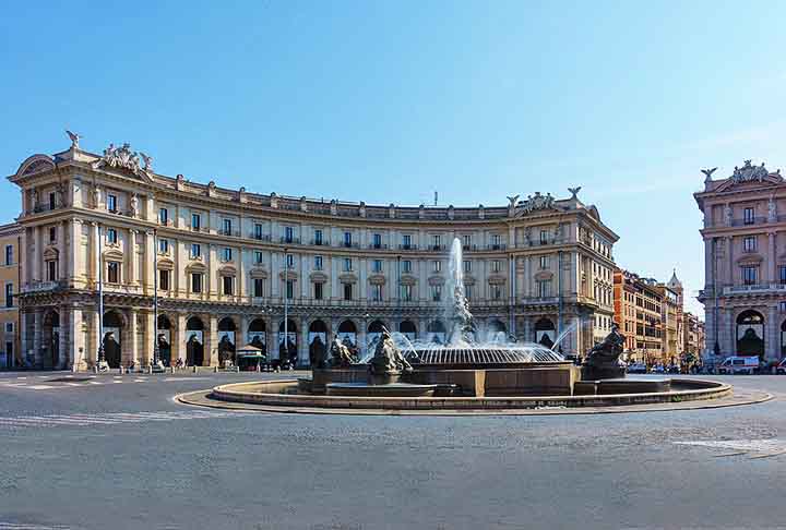 FONTE DE PIAZZA DELLA REPUBBLICA - Florença - Inaugurada em 1865, esta fonte é conhecida por sua majestosa escultura de Netuno. Situada em uma das praças mais movimentadas da cidade, ela combina beleza arquitetônica e cultural.-roberto borgheresi/Wikimédia Commons