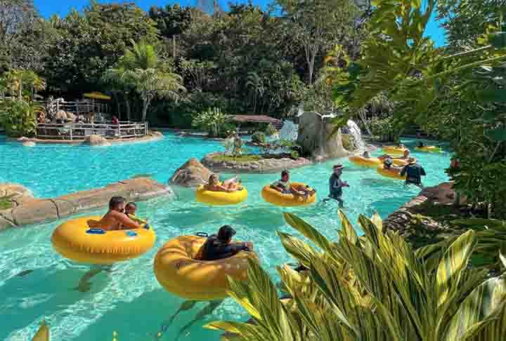 Hot Park - Rio Quente - GO - Inaugurado em 1997, também fica no Rio Quente, oferecendo uma experiência única com suas águas naturalmente aquecidas e diversas atrações aquáticas.  O parque tem mais de 55 mil m² e as águas naturalmente atingem 37,5°C.-Instagram @hotpark