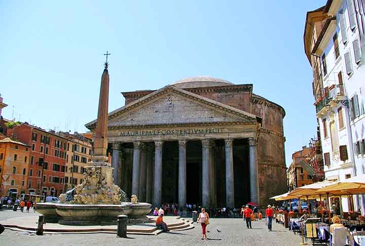 FONTE DE LA VERGINE - Roma - Esta fonte antiga, localizada na Piazza della Rotonda, data do século I d.C. É famosa por sua água pura e a beleza de sua estrutura, tornando-se um local de devoção e encontro.-KlausF/Wikimédia Commons