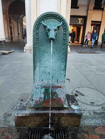 FONTE DE LA CITTÀ - Turim - Esta fonte monumental, localizada na Piazza San Carlo, foi inaugurada em 1930. É famosa por seu design elegante e por ser um ponto de referência na cidade, cercada por cafés e boutiques.
-Reprodução Google Maps
