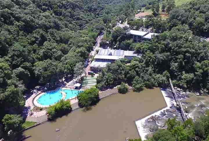 Águas Termais de Caxias do Sul - Caxias do Sul - RS - Possui um complexo com várias piscinas de águas termais ao ar livre, ideais para quem busca relaxamento e diversão atenuando o frio da região. - Divulgação