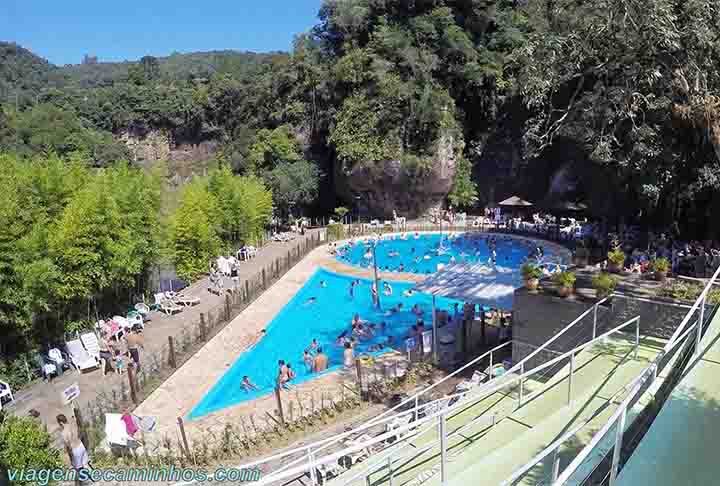 Afinal, e temperatura média anual de Caxias do Sul é de 17 °C. A cidade, no nordeste do Rio Grande do Sul, fica a 817 metros de altitude, sendo a maior da Serra Gaúcha. -Divulgação