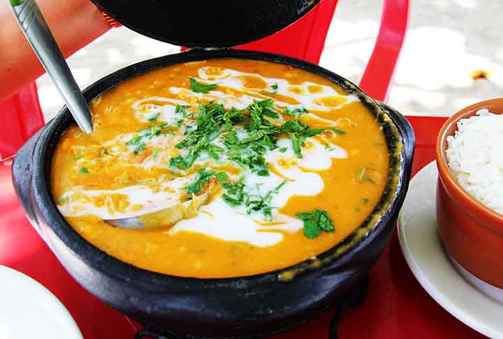 Bobó de camarão é um prato da culinária afro-brasileira. De consistência cremosa, é feito com camarões refogados em temperos verdes e leite de coco, misturados no purê de macaxeira e mais azeite de dendê, gengibre e camarões secos. 