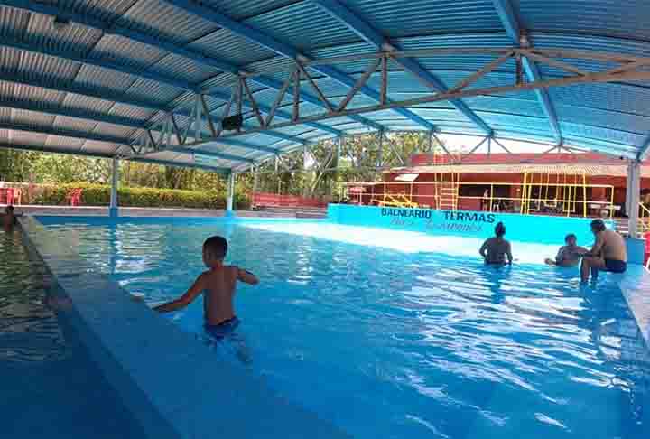 Esse rerlaxamento em piscinas quentinhas são mais uma opção nas cidades onde o grande atrativo é a água mineral - de diversos tipos - que sai diretamente das fontes.-Reprodução do Facebook Balneário termas de sao Lourenço