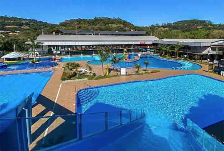 Termas de São João - São João do Sul - SC - As piscinas ao ar livre são cercadas pela natureza, proporcionando uma experiência relaxante. A água que abastece as piscinas sai de um poço de 1.372m, a 52ºC, sendo considerada uma das águas termais naturais mais quentes do Brasil.-Instagram @termassjo