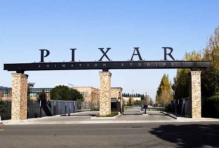O filme foi criado pelo estúdio americano Pixar, com sede na Califórnia. Em 2006, a empresa foi comprada pela The Walt Disney Company. 
- Coolcaesar/Wikimédia Commons