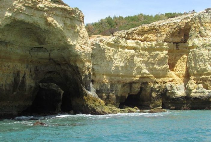 Caverna de Benagil, Algarve, Portugal - Cavernas submarinas/subaquáticas/submersas | Wikimedia Xommons/Kolforn 