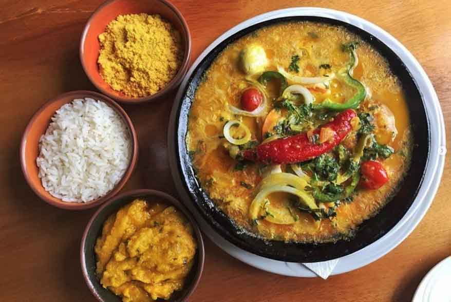 A principal diferença entre os pratos do Espírito Santo e da Bahia é que os baianos não abrem mão do leite de coco, pimentão e do azeite de dendê. Já os capixabas não contam com os três ingredientes e costumam ter tintura de urucum, peixe, gotas de limão, tomate, cebola, coentro e azeite.